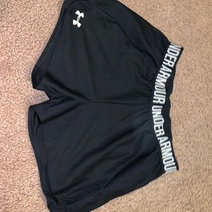 Black like new under armor shorts